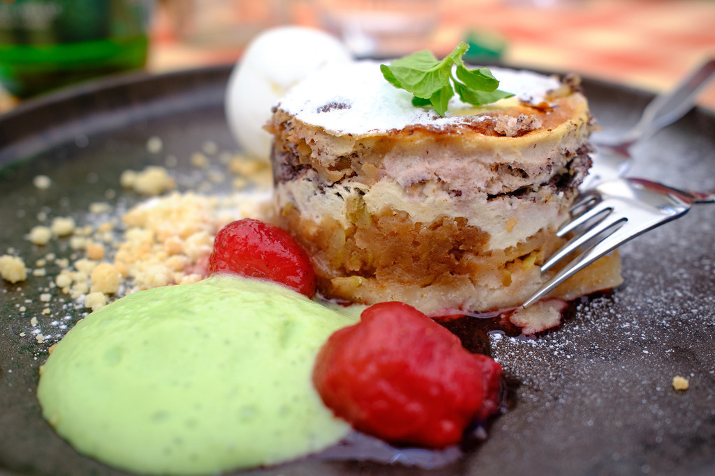 Prekmurska Gibanica auf einem Telller | Maribor, Slowenien - June 20, 2025: Prekmurska Gibanica angerichtet auf einem Telller. - Realisiert mit Pictrs.com