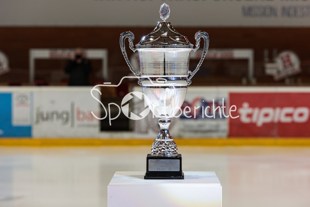 EHC Königsbrunn - TEV Miesbach | Das Objekt der Begierde / Der Poakl fuer den Bayernliga Meister der Saison 2022/2023 wird vor der Partie praesentiert / Pokal / Meister / Bayernliga
