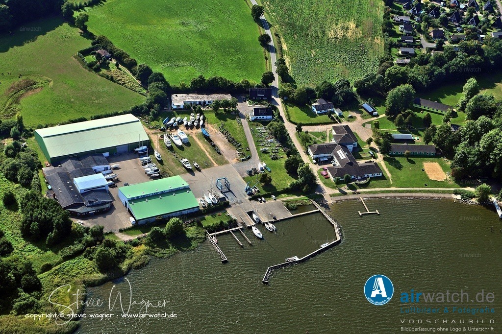 Luftbild Ostseefjord Schlei, Borgwedel, DJH Jugendherberge Borgwedel | Die Unterkunft verfügt über 287 Betten in Mehrbettzimmern (4–6 Betten), Leiterzimmern sowie sechs beheizbare Blockhäuser (je 8 Betten) und ein separates Betreuerhaus. Zentrale Duschen und Toiletten sind auf den Etagen vorhanden, barrierefreie Zimmer sind auf Anfrage buchbar. Links: Schrader Marina Schlei GmbH ist ein etablierter Marinaservice und Bootsbetrieb direkt an der Schlei in Borgwedel, Schleswig-Holstein. Das Unternehmen bietet umfassende Dienstleistungen für Yachtbesitzer, darunter Liegeplätze, Winterlager in Hallen, Slipanlagen, Bootsservice und Reparaturen.