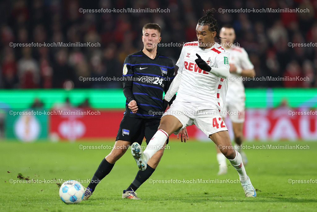 1FC04122403254 | 04.12.2024, Fußball, 1. FC Köln - Hertha BSC, Achtelfinale DFB-Pokal, RheinEnergieSTADION, Saison 2024 2025: Gustav Christensen (Hertha #26) im Zweikampf gegen Damion Downs (1.FC Köln #42)DFB regulations prohibit any use of photographs as image sequences and or quasi-video.