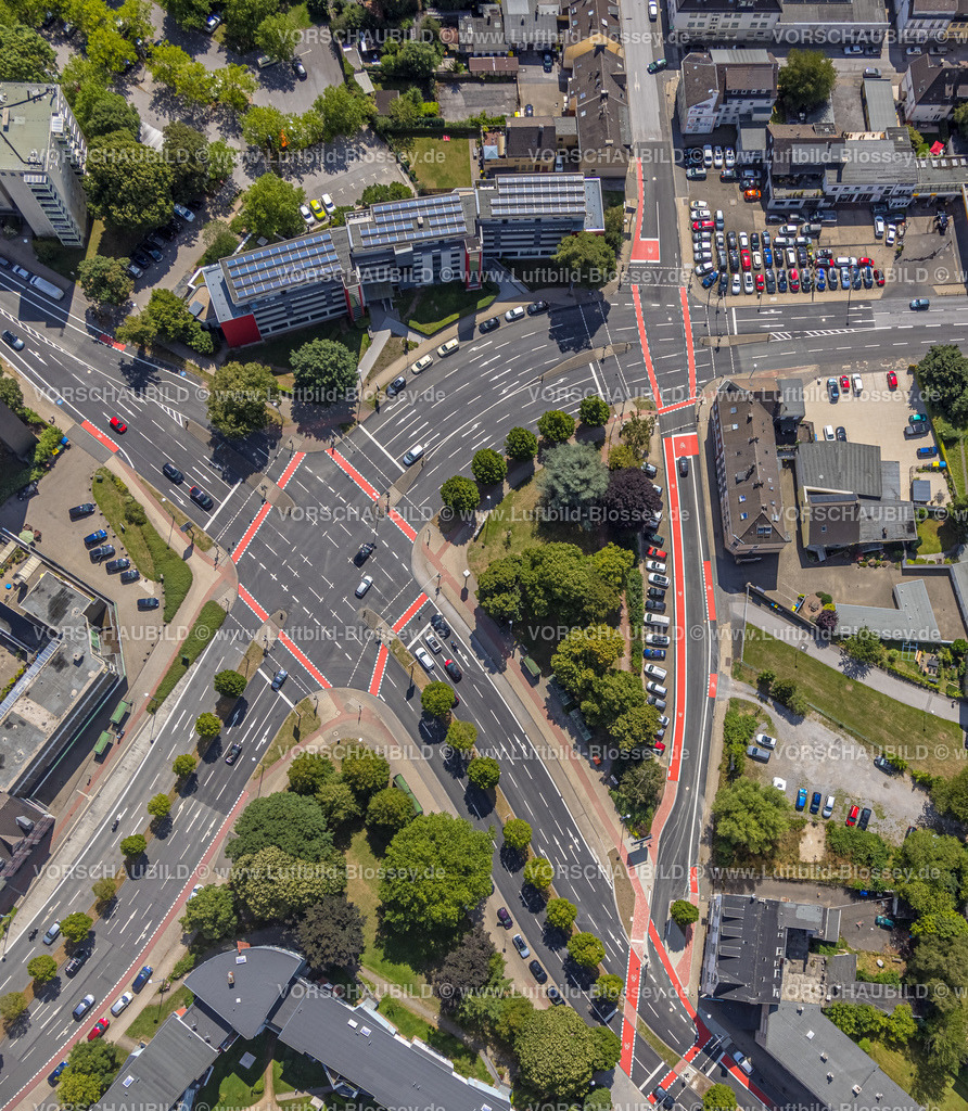 Velbert220803341 | Luftbild, Kreuzung Rheinlandstraße und Berliner Straße mit roten Fahradwegen, Velbert, Ruhrgebiet, Nordrhein-Westfalen, Deutschland