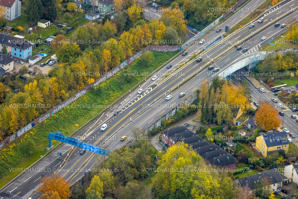 Bochum231102457 | Luftbild, Straßenverkehr Markierungsarbeiten Baustelle auf der Autobahn A448 mit Brücke über die Wiemelhausener Straße, herbstliche Laubbäume, Wiemelhausen, Bochum, Ruhrgebiet, Nordrhein-Westfalen, Deutschland