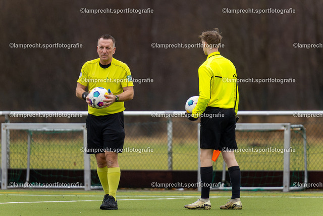 Fußball I Herren I Saison 2025-2026 I Landesfreundschaftsspiel I SC Rönnau - SSG Rot-Schwarz Kiel 003 | v.l. David Staub (Schiedsrichter), Finn-Aaron Guckel (2. Assistent) - Realisiert mit Pictrs.com