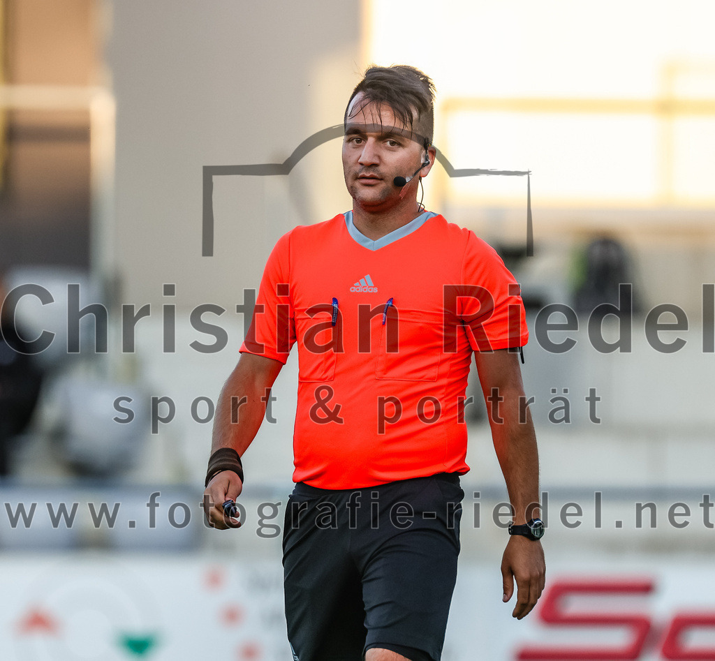 2023-08-01_083_FC_Schwaig_gegen_FC_Deisenhofen | Oberding, Deutschland, 01.08.2023:
Fußball, Toto-Pokal 2023 / 2024, 1. Spieltag, FC Schwaig gegen FC Deisenhofen, Endergebnis: 2:3

Schiedsrichter Mustafa Kücük

Foto: Christian Riedel / fotografie-riedel.net