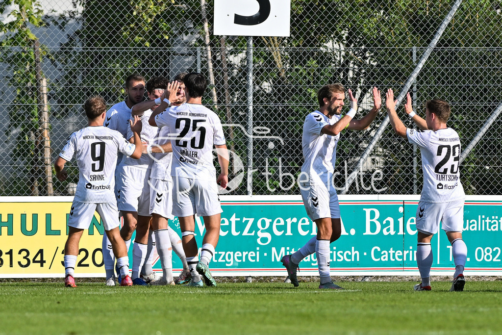 FC Pipinsried - SV Wacker Burghausen | Jubel nach dem Treffer zum 0-2 / Tor / Torschuetze / Freude / Happy / Landespokal Bayern: FC Pipinsried - SV Wacker Burghausen; Küchenstadel-Arena am 26.08.2025 / Moritz BANGERTER (SV Wacker Burghausen 17)