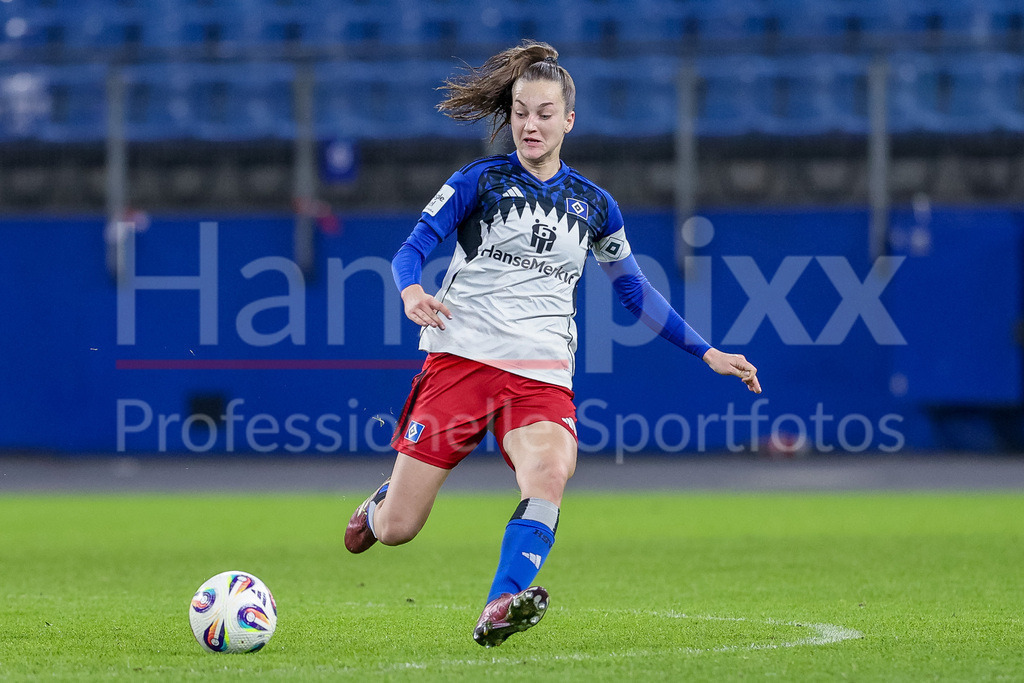Fussball, Google Pixel Frauen-Bundesliga, Hamburger SV - 1. FC Köln | Emilia Hirche (Hamburger SV, 20) am Ball, Freisteller, Einzelbild, Ganzkörper, Aktion, Action, Spielszene, DIE DFB-RICHTLINIEN UNTERSAGEN JEGLICHE NUTZUNG VON FOTOS ALS SEQUENZBILDER UND/ODER VIDEOÄHNLICHE FOTOSTRECKEN. DFB REGULATIONS PROHIBIT ANY USE OF PHOTOGRAPHS AS IMAGE SEQUENCES AND/OR QUASI-VIDEO.