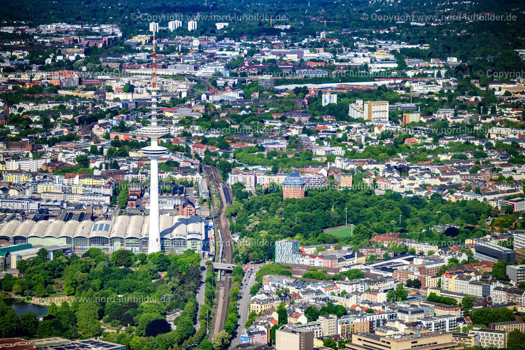 Hamburg_Fernsehturm_Heinrich_Herz_Turm_ELS_2332240525 | HAMBURG 24.05.2025 Fernmeldeturm- Bauwerk und Fernsehturm " Heinrich-Hertz-Turm " in Hamburg, Deutschland. Weiterführende Informationen bei: DFMG Deutsche Funkturm GmbH. // Television Tower " Heinrich-Hertz-Turm " in Hamburg, Germany. Further information at: DFMG Deutsche Funkturm GmbH. Foto: Martin Elsen