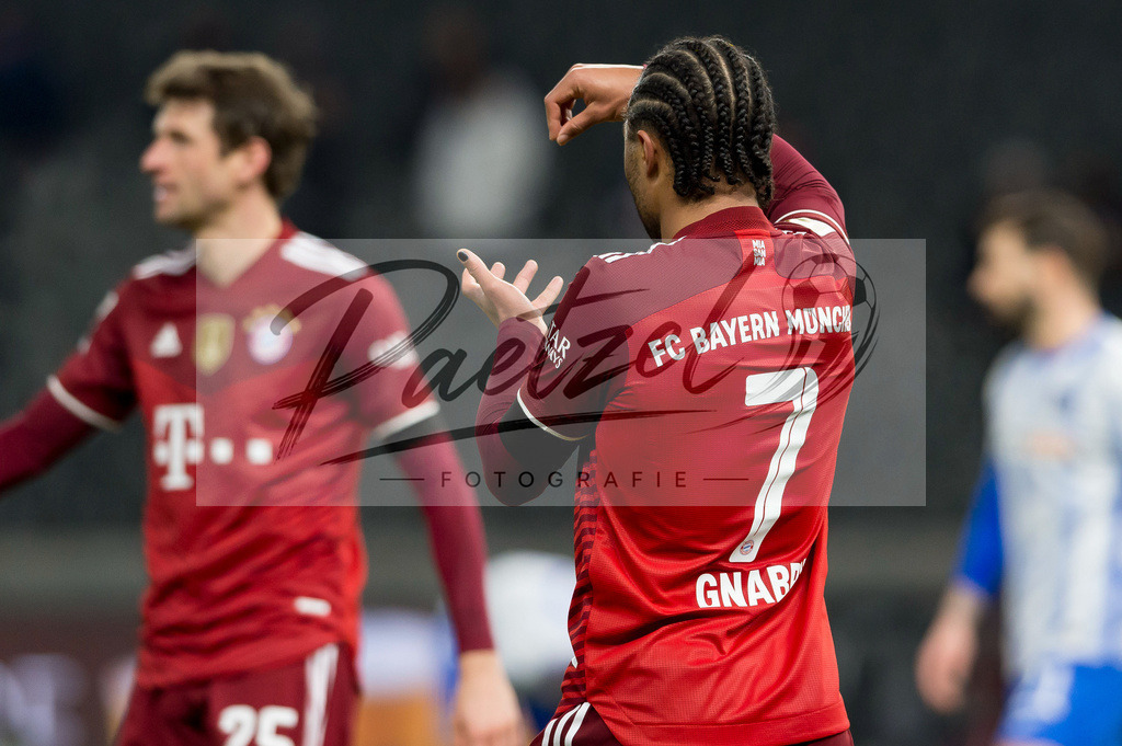 BSCFCB20220123_120 | Fussball, Herren: Serge Gnabry (FC Bayern Muenchen) Torjubel, jubelt nach seinem Treffer zum 0:4 bei dem Spiel der 1. Bundesliga zwischen Hertha BSC und FC Bayern Muenchen im Olypiastadion am 23.01.2022 in Berlin, Deutschland.DFB / DFL REGULATIONS PROHIBIT ANY USE OF PHOTOGRAPHS AS IMAGE SEQUENCES AND/OR QUASI-VIDEO. - Realisiert mit Pictrs.com