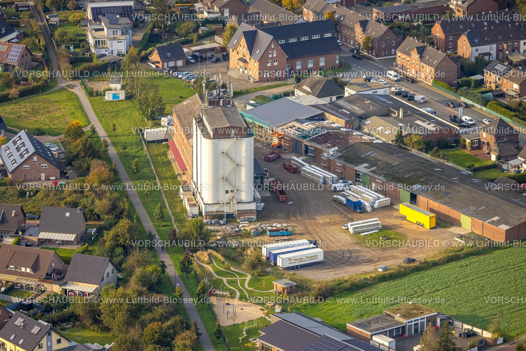 Uedem241014236 | Luftbild, KFZ Betrieb und Speichergebäude an der Bahnhofstraße, Kalkar, Niederrhein, Nordrhein-Westfalen, Deutschland