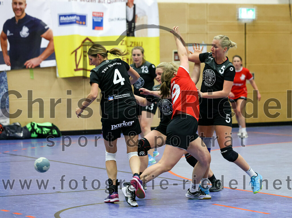 2022-12-04_066_SV_Anzing_gegen_TSV_Uebersee | Anzing, Deutschland, 04.12.2022:
Handball, Bezirksliga 2022 / 2023, 8. Spieltag, SV Anzing gegen TSV Übersee, Endergebnis: 29:24

Theresa Widmann (TSV Übersee, #4), Sarah Reither (SV Anzing, #19), Carolin Rinser (TSV Übersee, #5)

Foto: Christian Riedel / fotografie-riedel.net