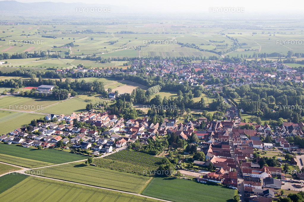 Ortsansicht | Luftbild: Ortsansicht im Ortsteil Billigheim in Billigheim-Ingenheim im Bundesland Rheinland-Pfalz in Deutschland. Foto: IMG_080111.jpg vom 05.06.2015 durch Werner Riehm/FLY-FOTO.de - Realisiert mit Pictrs.com