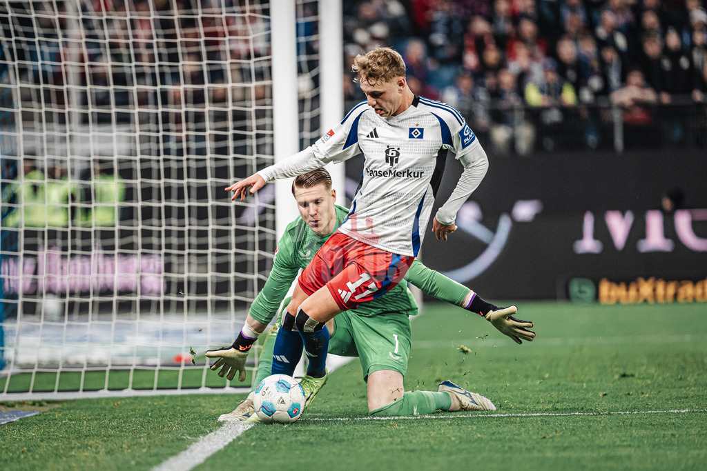 Fußball | Männer | Saison 2024/2025 | 2. Fußball-Bundesliga | 23. Spieltag | Hamburger SV vs. 1. FC Kaiserslautern | 21.02.2025 | Adam Karabec (#17, HSV) vorne gegen Julian Krahl (#1, 1. FC Kaiserslautern)