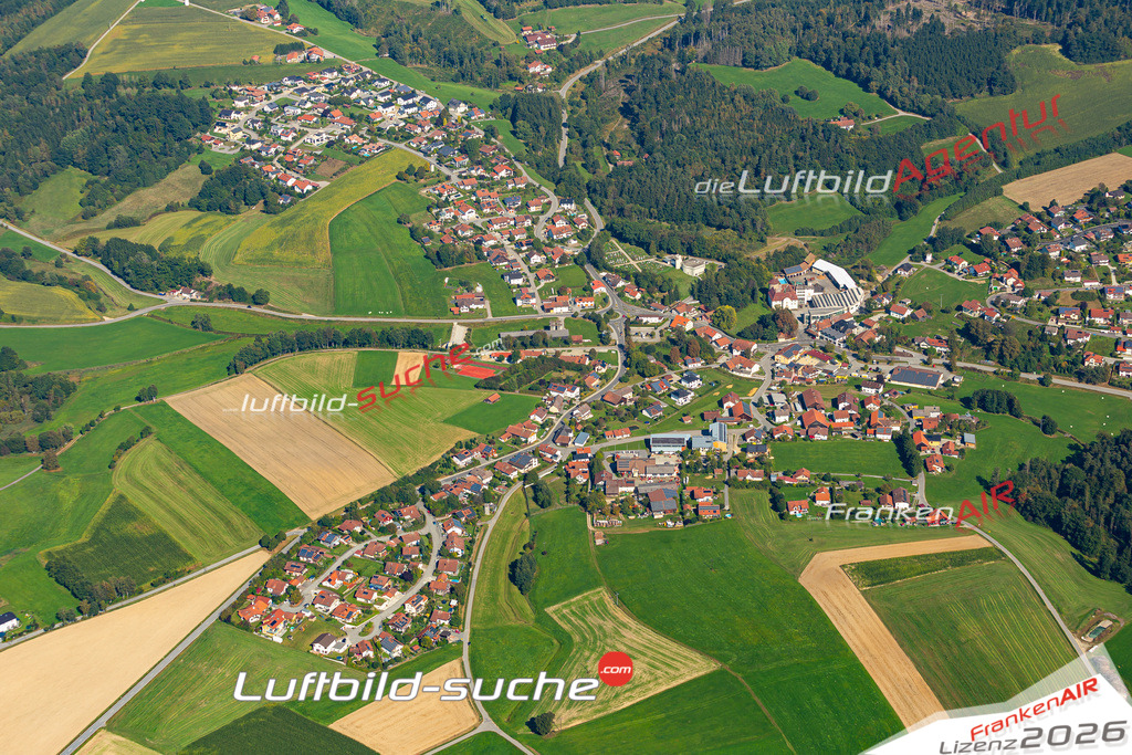 Die Luftaufnahme Haselbach - Tiefenbach wurde 2021 mittels Flugzeug (keine Drohne) erstellt. Hohe Auflösung -für große Poster und Wandbilder geeignet!
