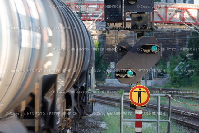 20240711-_11A1675-bahnsanierung-HEN-FOTO | 11.07.2024 Sperrung der Riedbahn Strecke (Frankfurt - Mannheim) der Deutschen Bundesbahn wegen Sanierung ab 15.07.2024 für ca. 5 Monate Schienenersatzverkehr per Busse für Reisende und Pendler Symbolfoto Signal auf GRÜN Durchfahrt (Foto: Peter Henrich) - Realisiert mit Pictrs.com