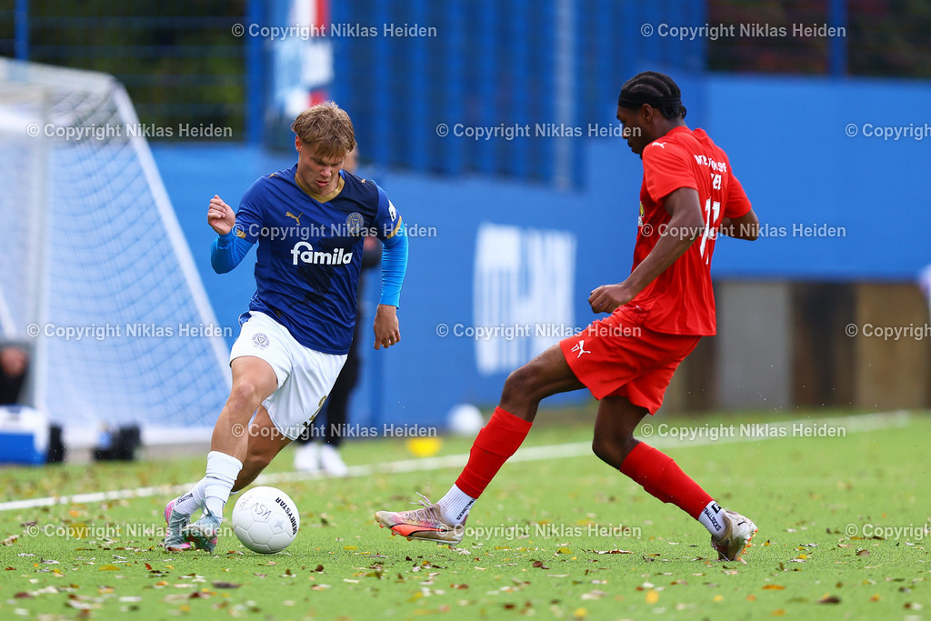 NH_HolsteinKielU23_InterTürksporKiel_FlensOberliga_05102025 | #2 Henrik Lukas Arnold (Holstein Kiel U23), #17 Denzel Osamudiamwen Imasün (Inter Türkspor Kiel)Fußball I Herren I Flens Oberliga I Saison 2025-2026  I 11. Spieltag I Holstein Kiel U23 - Inter Türkspor Kiel I 05.10.2025 I Citti-Fußball-Park