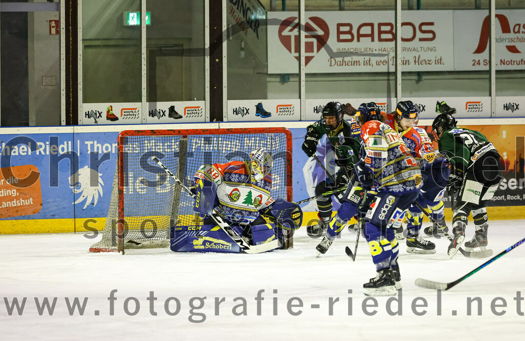 2022-12-09_055_TSV_Erding_gegen_EHC_Waldkraiburg | Erding, Deutschland, 09.12.2022:
Eishockey, Bayernliga 2022 / 2023, 19. Spieltag, TSV Erding gegen EHC Waldkraiburg, Endergebnis: 9:2

Torwart Kevin Yeingst (EHC Waldkraiburg, #80), Patrick Zimmermann (EHC Waldkraiburg, #98)

Foto: Christian Riedel / fotografie-riedel.net