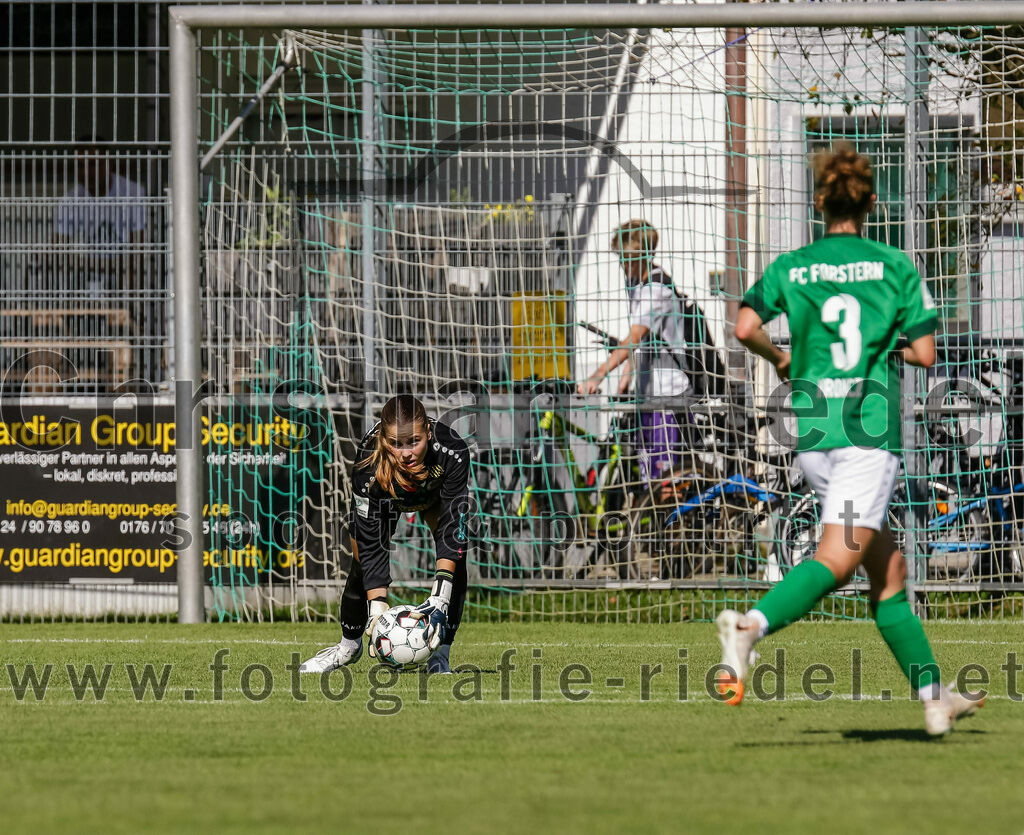 2023-09-16_034_FC_Forstern_gegen_VfL_Sindelfingen_Ladies_I | Forstern, Deutschland, 16.09.2023:
Fußball, B-Juniorinnen-Bundesliga Süd 2023 / 2024, 2. Spieltag, FC Forstern gegen VfL Sindelfingen Ladies I, Endergebnis: 4:1

Torfrau Hannah Eifler (FC Forstern, #22), Josephine Mroncz (FC Forstern, #3)

Foto: Christian Riedel / fotografie-riedel.net