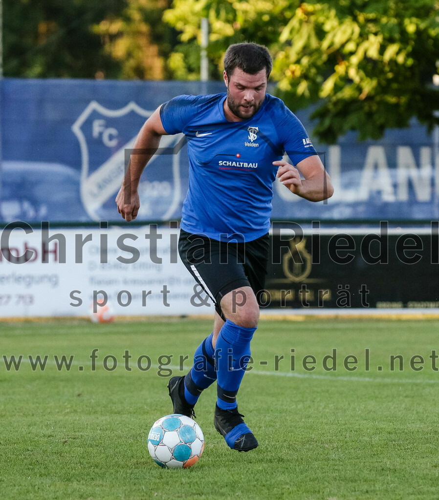 2023-07-14_087_FC_Langengeisling_gegen_FC_Velden-Eberspoint | Erding, Deutschland, 14.07.2023:
Fußball, Bezirksliga Oberbayern Ost 2023 / 2024, Testspiel, FC Langengeisling gegen FC Velden-Eberspoint, Endergebnis: 5:0

Julian Buchmeier (FC Velden-Eberspoint, #11)

Foto: Christian Riedel / fotografie-riedel.net