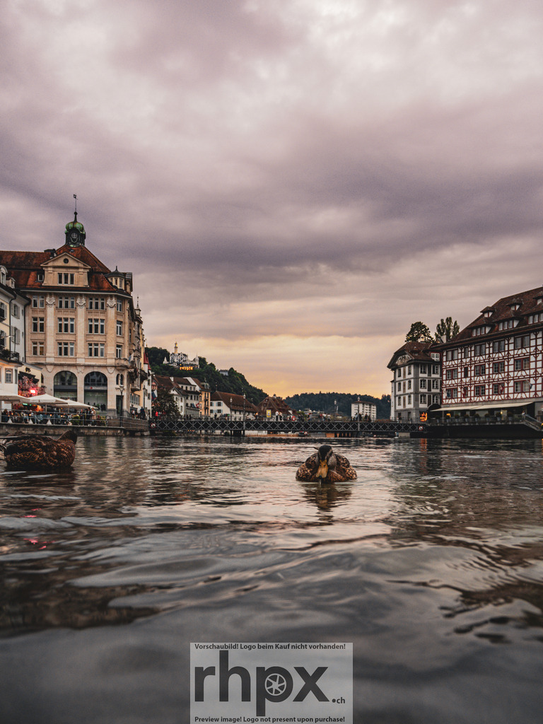 Abendstimmung an der Reuss | Fluss. Abendrot. Ruhe.
Die Reuss fliesst ruhig an den prachtvollen Fassaden der Luzerner Altstadt vorbei. Im sanften Abendlicht thront das Château Gütsch im Hintergrund über dem Wasser und schafft eine Atmosphäre von zeitloser Beständigkeit.
Wähle unter "Produktauswahl" dein Wunschformat: Vom klassischen Wandbild über Puzzle &amp; Tassen bis zum digitalen Download (z.B. als Handy-Hintergrund).

 - Realisiert mit Pictrs.com