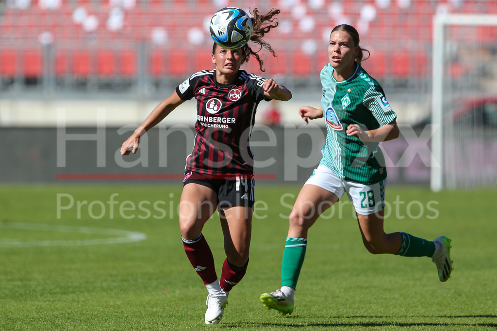 Fussball, Google Pixel Frauen-Bundesliga, 1. FC Nürnberg - SV Werder Bremen | v.li.: Elena Mühlemann (1. FC Nürnberg, 14) und Juliane Wirtz (SV Werder Bremen, 28) im Zweikampf, Duell, Dynamik, Aktion, Action, Spielszene, DIE DFB-RICHTLINIEN UNTERSAGEN JEGLICHE NUTZUNG VON FOTOS ALS SEQUENZBILDER UND/ODER VIDEOÄHNLICHE FOTOSTRECKEN. DFB REGULATIONS PROHIBIT ANY USE OF PHOTOGRAPHS AS IMAGE SEQUENCES AND/OR QUASI-VIDEO.