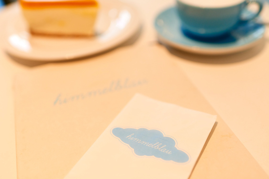 Cafe Himmelblau | Wien, Austria - August 11, 2017: Cafe Himmelblau, Mango Topfentorte mit Melange. - Realisiert mit Pictrs.com
