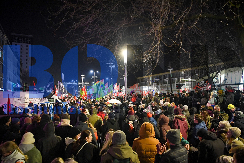 Weihnachtssingen im Stadion | {headline}



(Foto: Christian Schnaubelt / BOND)

 - Realisiert mit Pictrs.com