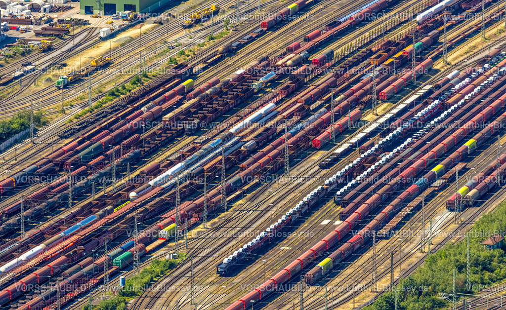 Herne230702409 | Luftbild, Mit PKW beladene Güterzüge auf dem Güterbahnhof Herne, Wanne, Herne, Ruhrgebiet, Nordrhein-Westfalen, Deutschland