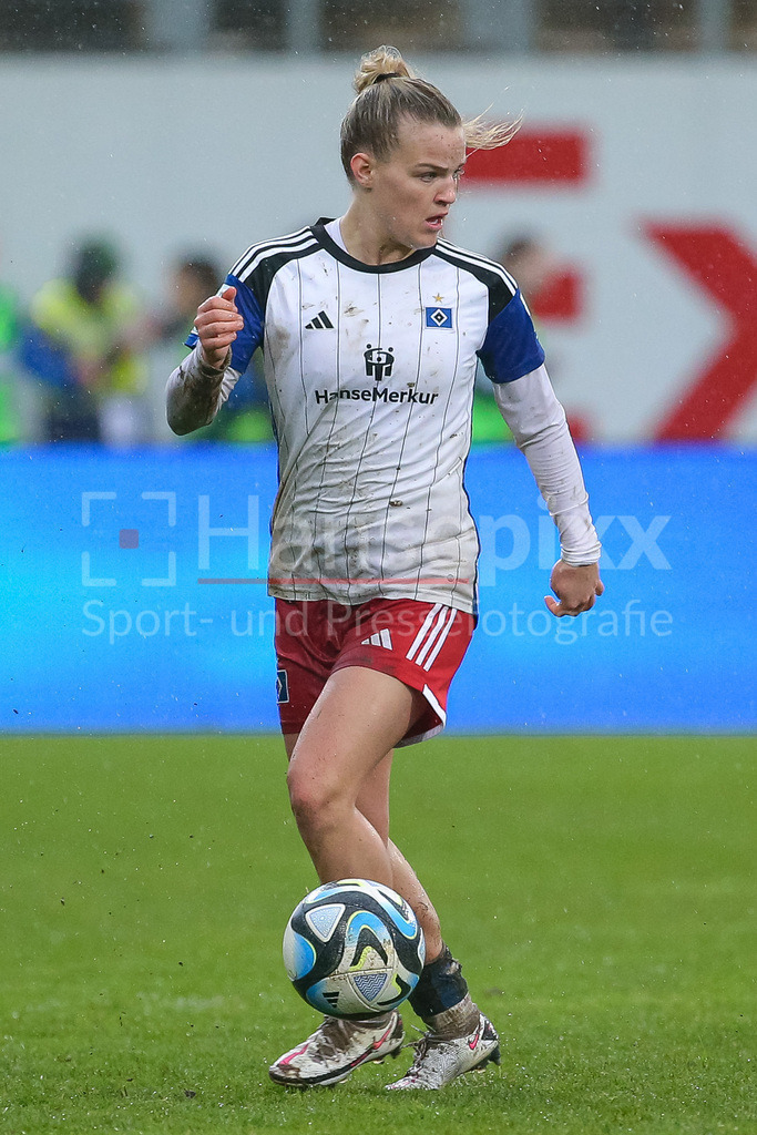 Fussball, 2. Frauen-Bundesliga, SV Meppen - Hamburger SV | v.li.: Amelie Woelki (Hamburger SV, 27) am Ball, Freisteller, Einzelbild, Ganzkörper, Aktion, Action, Spielszene, DIE DFB-RICHTLINIEN UNTERSAGEN JEGLICHE NUTZUNG VON FOTOS ALS SEQUENZBILDER UND/ODER VIDEOÄHNLICHE FOTOSTRECKEN. DFB REGULATIONS PROHIBIT ANY USE OF PHOTOGRAPHS AS IMAGE SEQUENCES AND/OR QUASI-VIDEO.