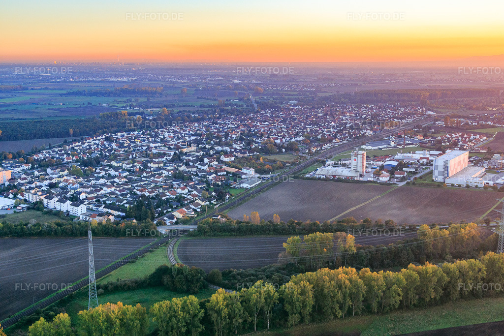 Luftbild: Ortsansicht aus Norden in Biblis im Bundesland Hessen in Deutschland. Foto: IMG_075154.jpg vom 18.10.2014 durch Werner Riehm/FLY-FOTO.deAuflösung des Originals: 5472 x 3648 px