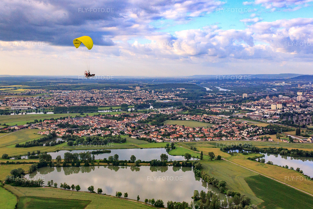 Luftbild: Ortsansicht aus Norden in Manom im Bundesland Moselle in Frankreich. – Foto: IMG_50512.jpg vom 23.06.2012 durch Werner Riehm/FLY-FOTO.de – Auflösung des Originals: 4511 x 3007 px