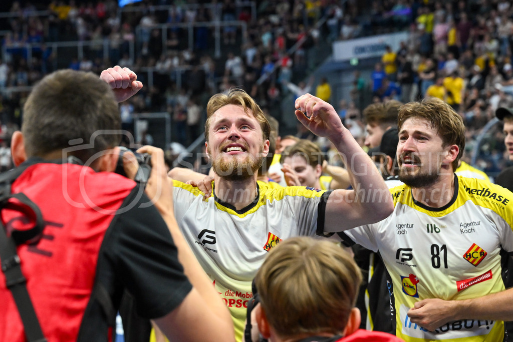 Zug United - HC Rychenberg - 25. April 2026 | Oskar Weissbach (#6 HC Rychenberg Winterthur) und Tim Aeschimann (#81 HC Rychenberg Winterthur) jubeln über den ersten Schweizer Meistertitel des Vereins am L-UPL Superfinal-Spiel zwischen Zug United und HC Rychenberg am 25. April 2026 in der BCF Arena, Fribourg, Schweiz.Bild: Sportfotografie Markus Aeschimann | www.markus-aeschimann.ch - Realisiert mit Pictrs.com
