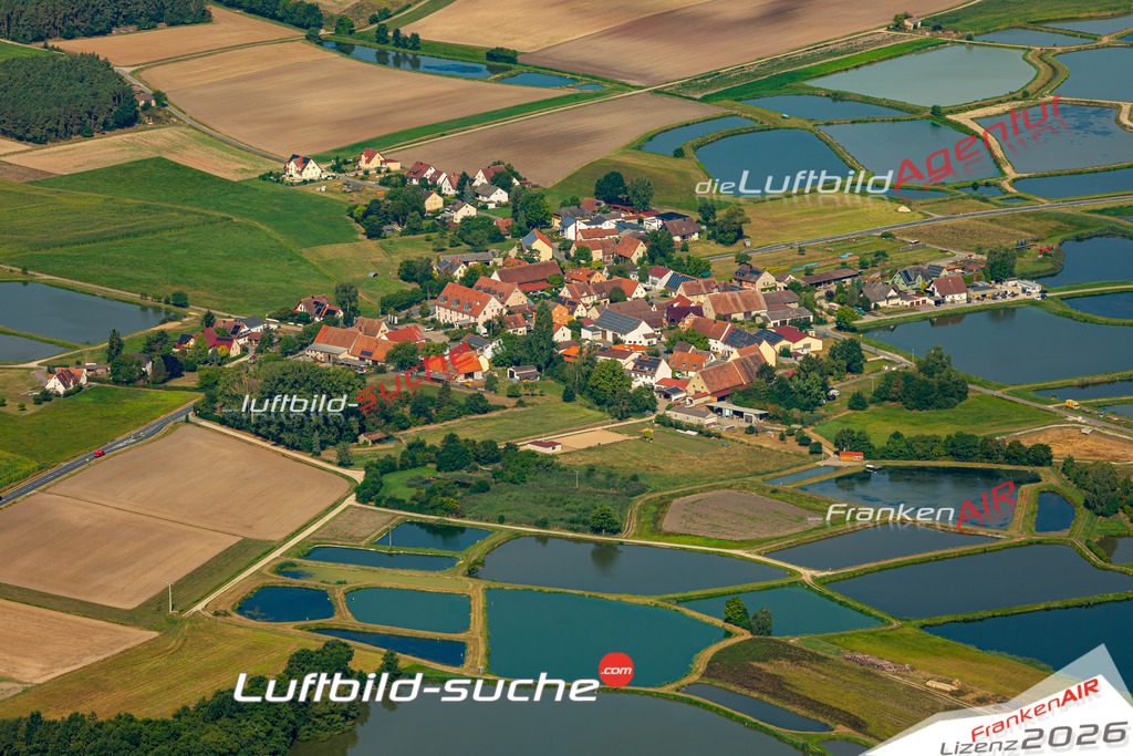 Das Luftbild zeigt : Oberlindach Weisendorf - Die Luftaufnahme wurde 2024 vom UL-Flugzeug aus erstellt ( keine Drohne ) - Hochauflösende Luftaufnahme - Für grossformatige Ausdrucke geeignet. Die Geschenkidee !Mit Lizenz und Bildrechte bestellbar