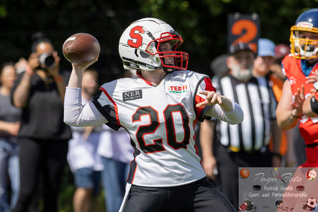 GFLW 1: German Football League Women 1: Rodgau Pioneers Ladies - Stuttgart Scorpions Sisters, 07.06.2026 | Dinah Laura Naegele (Stuttgart Scorpions Sisters #20) wirft den Ball, Pass, Rodgau Pioneers Ladies - Stuttgart Scorpions Sisters, Rodgau, Maingau-Energie-Stadion "Am Weichsee", 7.6.2026 - Realisiert mit Pictrs.com