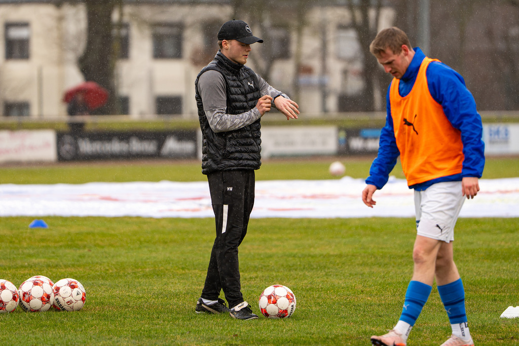 Fußball I Herren I Saison 2025-2026 I Regionalliga Nord I 23. Spieltag I TuS Blau-Weiß Lohne - SC Weiche Flensburg 08 I 0019 | Marlon Wichmann (Co-Trainer, TuS BW Lohne) - Realisiert mit Pictrs.com