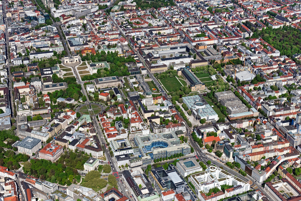 dr__0062820.jpg | MüNCHEN 29.04.2025 Stadtansicht des Innenstadtbereiches am Museumsviertel an der Barer Straße, Gabelsbergerstraße in München im Bundesland Bayern, Deutschland. // City view on down town at the Museum Quarter on street Barer Strasse, Gabelsbergerstrasse in the district Maxvorstadt in Munich in the state Bavaria, Germany. Foto: Daniel Reiter
