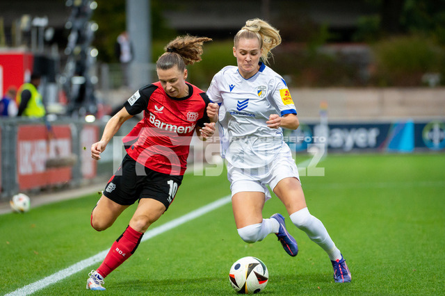 20241007NSZ_9748 | Synne Skinnes Hansen (Bayer Leverkusen,No.10) im Zweikampf mit Melina Reuter (Carl Zeiss Jena,No.07)DEU, Leverkusen, 07.10.2024 Fußball, Frauen, Google Pixel Frauen-Bundesliga, Saison 2024/2025, 5. Spieltag, Bayer 04 Leverkusen - FC Carl Zeiss JenaDIE DFB-RICHTLINIEN UNTERSAGEN JEGLICHE NUTZUNG VON FOTOS ALS SEQUENZBILDER UND/ODER VIDEOÄHNLICHE FOTOSTRECKEN - Realisiert mit Pictrs.com