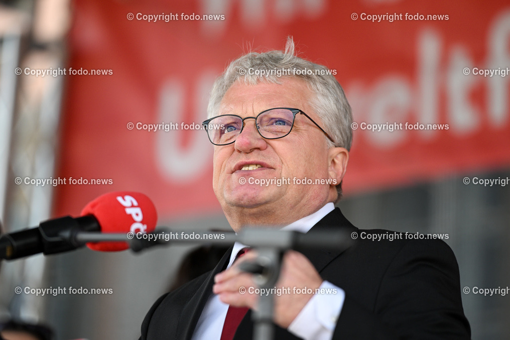 Hauptplatz Linz_ 1. Mai Umzug 2023_ 01.05.2023-59 | 01.05.2023, Hauptplatz Linz, AUT, Hauptplatz Linz, im Bild 1. Mai Umzug 2023 Linz Hauptplatz, SPOE 

Klaus Luger (SP, Bgm. der Stadt Linz)