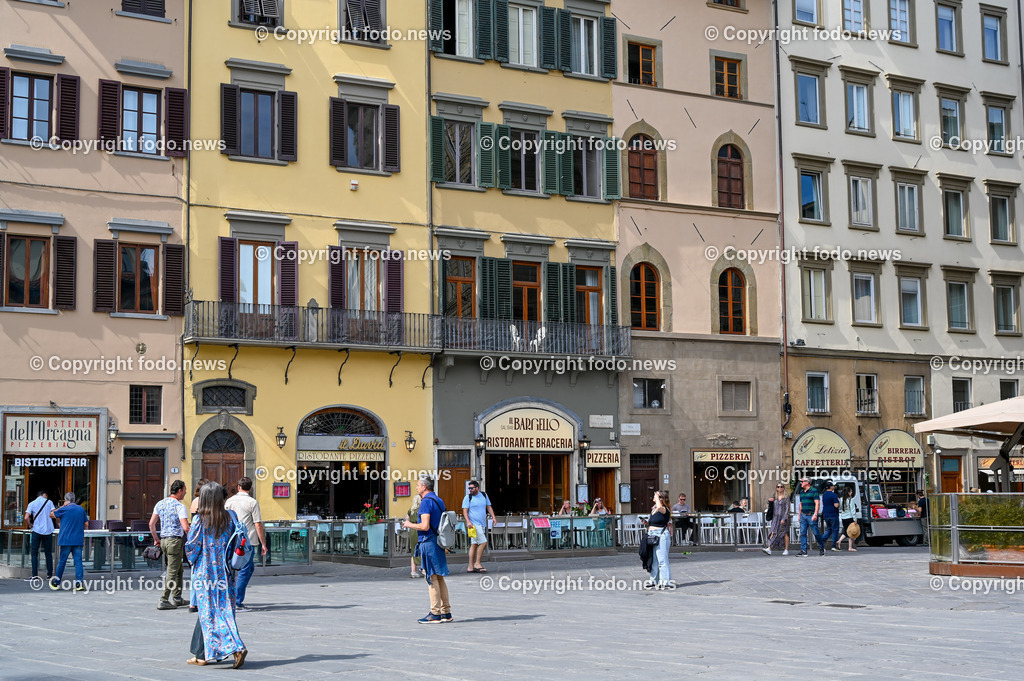Italien_ Toscana_ Florenz_ 30.05.2024-278 | 30.05.2024, Italien, ITA, Toskana, Florenz im Bild Stadtansichten, Gebäude, Architektur, Touristen, Historisch, Souvenir, Altstadt, Museum, Statuen, Skulpturen, Piazza della Signoria, Statue David, Palazzo Vecchio, Neptunbrunnen, Piazza della Repubblica, Ponte Vecchio, Brücke, Uffizien, Kathedrale Santa Maria del Fiore, Arno, Fluß


Florenz, Firenze, ist eine italienische Großstadt. Nach Einwohnern ist sie die achtgrößte Stadt Italiens. Florenz ist die Hauptstadt sowie größte Stadt der Region Toskana und der Metropolitanstadt Florenz, in der etwa eine Million Menschen leben. Florenz ist für seine Geschichte berühmt. Leonardo da Vinci verbrachte große Teile seiner Jugend in Florenz, Michelangelo fand Unterschlupf in der Kirche der Medici, Galileo Galilei wohnte als Hofmathematiker in den Palästen der Medici. Von 1865 bis 1871 war die Stadt die Hauptstadt des neu gegründeten Königreichs Italien. Das historische Zentrum von Florenz zieht Jahr für Jahr Millionen von Touristen an. Die historische Innenstadt wurde von der UNESCO im Jahre 1982 zum Weltkulturerbe erklärt. 
Quelle: Wikipedia
