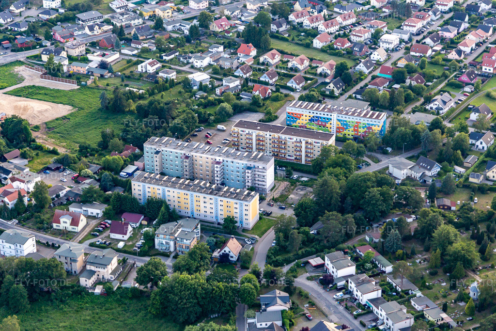 Luftbild: Plattenbausiedlung am Dünenweg im Ortsteil Neuhof U in Heringsdorf im Bundesland Mecklenburg-Vorpommern in Deutschland. Foto: IMG_141551.jpg vom 06.06.2024 durch Werner Riehm/FLY-FOTO.de