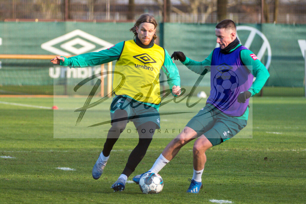 20200218_TRASVW_0053 | Fussball, Herren: Michael Lang (Werder Bremen) und Marco Friedl (Werder Bremen) im Zweikampf waehrend der Trainingseinheit des SV Werder Bremen auf dem wohninvest Weserstadion Trainingsplatz am 18.02.2020 in Bremen, Deutschland. - Realisiert mit Pictrs.com