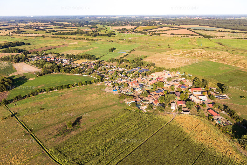 Luftbild: Landwirtschaftliche Nutzflächen und Feldgrenzen umsäumen das Siedlungsgebiet des Dorfes in Lanze im Bundesland Schleswig-Holstein in Deutschland. Foto: IMG_110455.jpg vom 21.08.2018 durch Werner Riehm/FLY-FOTO.de