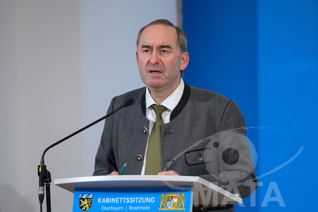 _DW04943 | Bayerns Wirtschaftsminister Hubert Aiwanger (Freie Wähler) Pressekonferenz im Lokschuppen. Rosenheim, 02.12.2025 Bayern Deutschland - Realisiert mit Pictrs.com