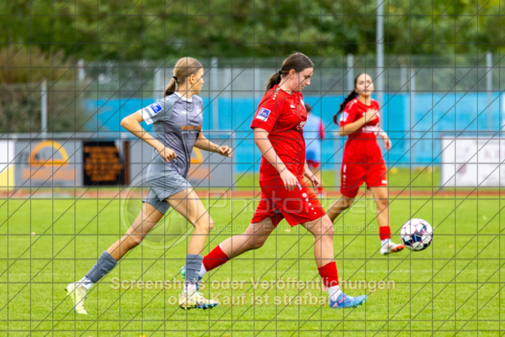 20251004_150721_0596 | #,1.FC Donzdorf (rot) vs. FC Freiburg-St. Georgen (grau), Fussball, EnBW-Oberliga B -Juniorinnen, 04. Spieltag, Saison 2025/2026, Rasenplatz, Lautertal Stadion, Süßener Straße 16, 73072 Donzdorf, 04.10.2025 - 14:00 Uhr,Foto: PhotoPeet-Sportfotografie/Peter Harich