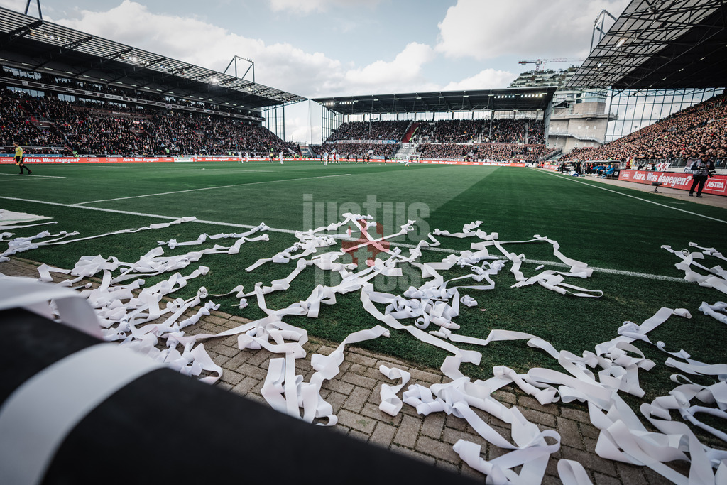 Fußball | Männer | Saison 2023/2024 | 2. Fußball-Bundesliga | 31. Spieltag | FC St. Pauli vs. FC Hansa Rostock | 26.04.2024 | Pauli Fans schmeißen vor dem Spiel Papierrollen auf das Feld