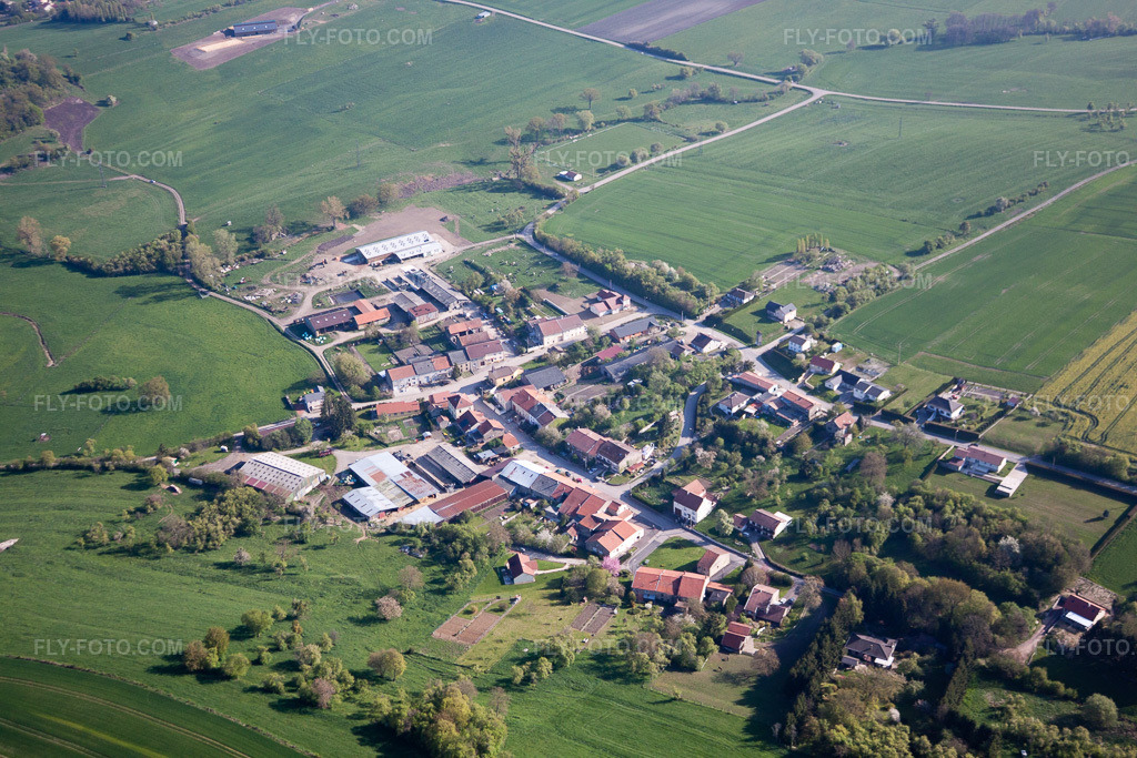 Aerial view: View of the town from the southwest in Ottonville in the state Moselle, France. – Photo: IMG_39679.jpg taken on 04/16/2011 by Werner Riehm/FLY-FOTO.com – Resolution of the original: 4752 x 3168 px