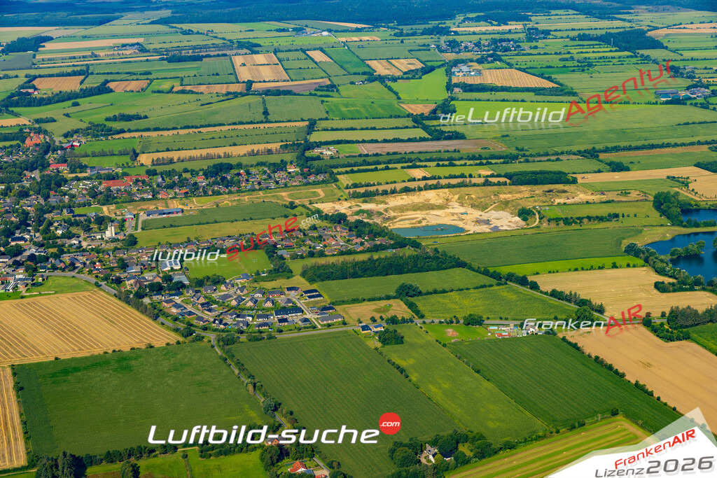 Neue Luftbildaufnahme der Stadt Ladelund - Das Luftbild wurde 2025 vom UL-Flugzeug heraus erstellt ( keine Drohnenaufnahme ) - Hochauflösende Luftaufnahme - für Wandbilder und großformatige Ausdrucke geeignet. Das besondere Geschenk!Hier alle&nbsp;Infos zur Lizenzierung der LuftaufnahmeWir fliegen auch dieses Jahr wieder in Ihre Region um Luftbilder zu erstellen.- Luftbild anfragen