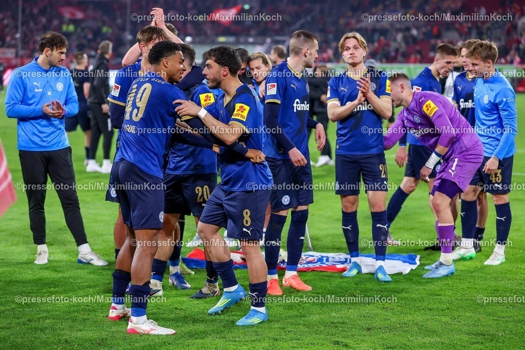 F9510042601139 | 10.04.2026, Fußball, Fortuna Düsseldorf - Holstein Kiel, 2. Fußball Bundesliga, Herren, Merkur Spiel-Arena, 29. Spieltag, Saison 2025 2026: Abschlussjubel nach dem 2:1 Sieg für Holstein Kiel Ikem Ugoh (Holstein Kiel #49) Umut Tohumcu&nbsp; (Holstein Kiel #08) Niklas Niehoff&nbsp; (Holstein Kiel #29)  DFB regulations prohibit any use of photographs as image sequences and or quasi-video.