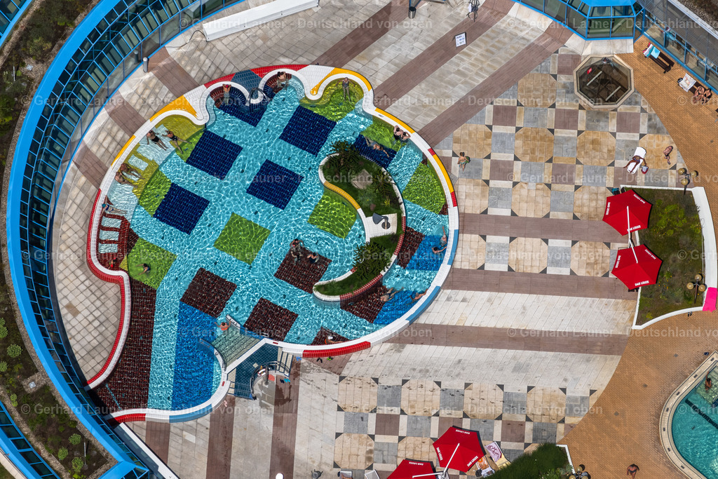 4046526 | STUTTGART 19.07.2021 Therme und Schwimmbecken am Freibad der Freizeiteinrichtung "Mineralbad Leuze" Am Leuzebad im Ortsteil Berg in Stuttgart im Bundesland Baden-Württemberg, Deutschland. Weiterführende Informationen bei: Bäderbetriebe Stuttgart - Eigenbetrieb der Landeshauptstadt Stuttgart. // Spa and swimming pools at the swimming pool of the leisure facility "Mineralbad Leuze" Am Leuzebad in the district Berg in Stuttgart in the state Baden-Wurttemberg, Germany. Further information at: Baederbetriebe Stuttgart - Eigenbetrieb der Landeshauptstadt Stuttgart. Foto: Gerhard Launer