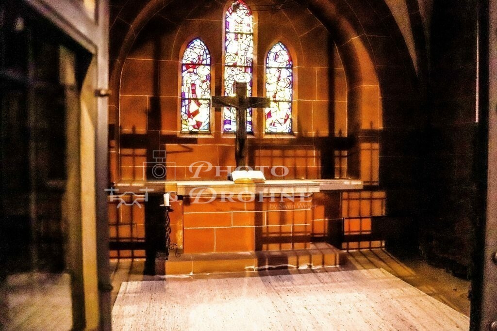 Kapelle-4028 | Schattenspiele in einer Kapelle - Realisiert mit Pictrs.com