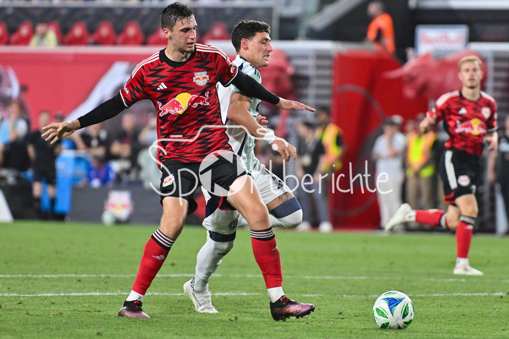 New York Red Bulls - New England Revolution | im Duell Tomas CHANCALAY (New England 7) und Noah EILE (New York 3) / Zweikampf / Major League Soccer: New York Red Bulls - New England Revolution, Red Bull Arena am 16.07.2025